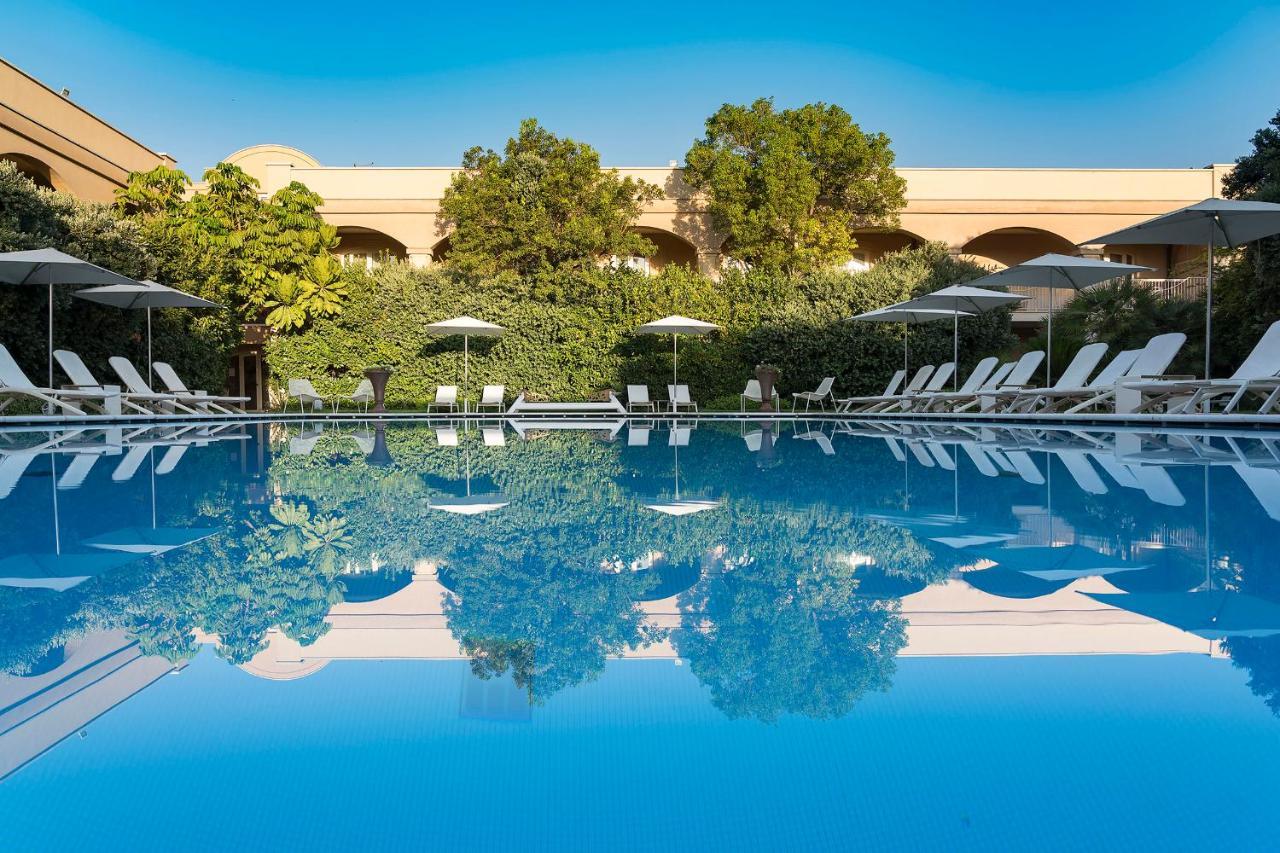 ロマーノ パレス ラグジュアリー ホテル カターニア エクステリア 写真 The swimming pool at the hotel