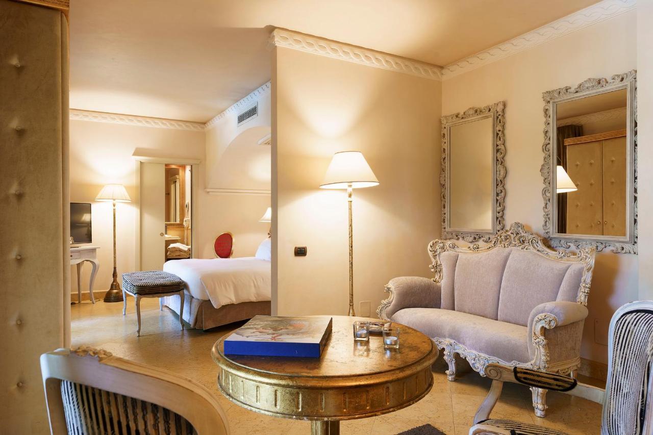 ロマーノ パレス ラグジュアリー ホテル カターニア エクステリア 写真 A suite at the Hotel Excelsior